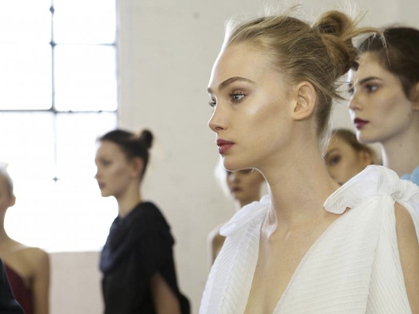 Models gear up backstage at MBFW 2015. (Source: Beauty Directory).